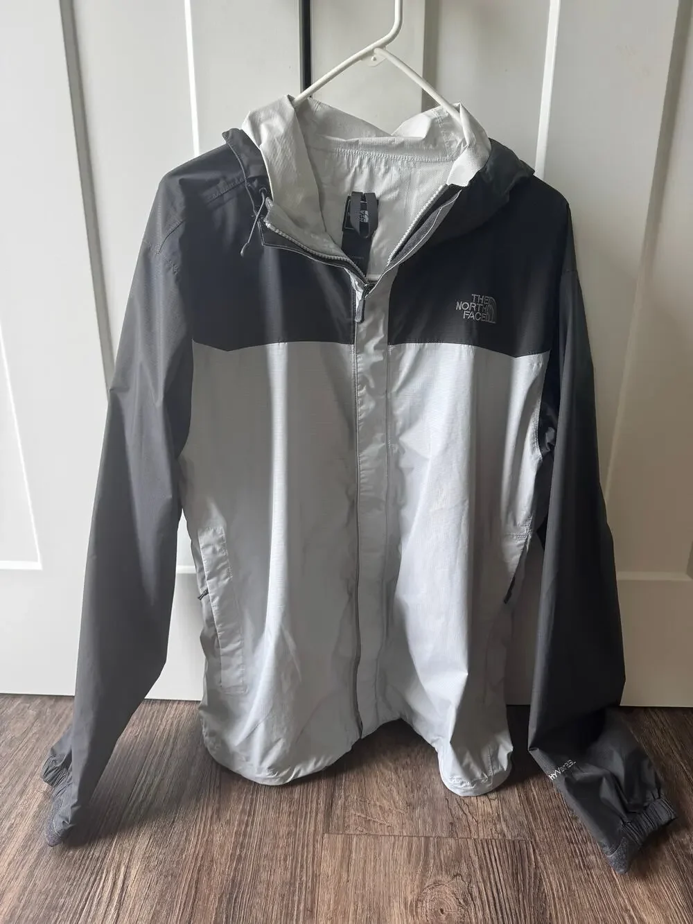 The North Face Men’s Large Gray/Black Colorblock HyVent Jacket Windbreaker